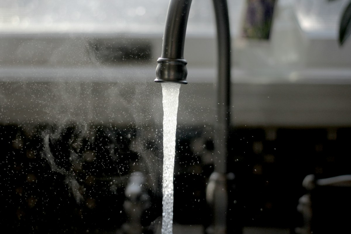 Illustration : eau coulant d’un mitigeur de cuisine.